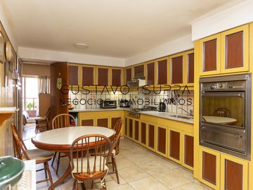 Hermoso piso de 4 Ambientes con dependencia, escritorio, baulera y cochera