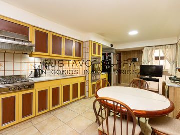 Hermoso piso de 4 Ambientes con dependencia, escritorio, baulera y cochera