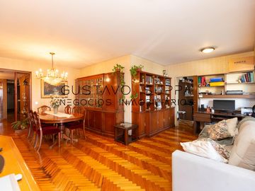 Hermoso piso de 4 Ambientes con dependencia, escritorio, baulera y cochera