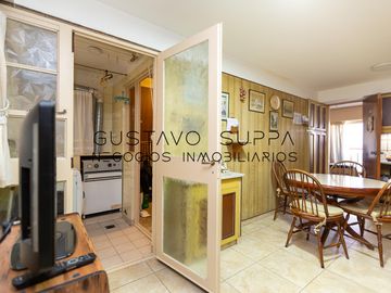 Hermoso piso de 4 Ambientes con dependencia, escritorio, baulera y cochera