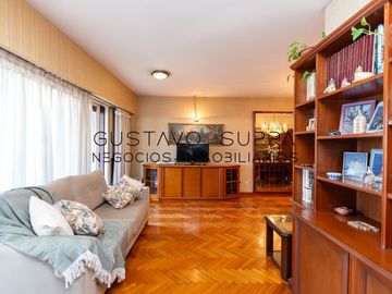 Hermoso piso de 4 Ambientes con dependencia, escritorio, baulera y cochera