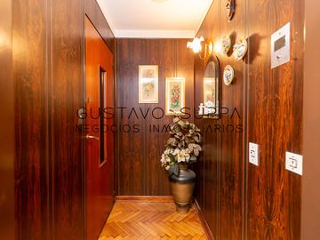 Hermoso piso de 4 Ambientes con dependencia, escritorio, baulera y cochera