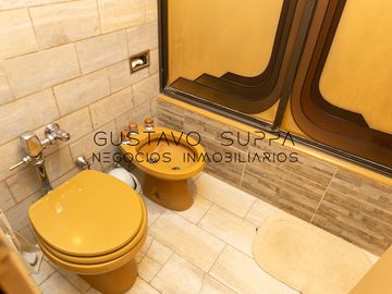 Hermoso piso de 4 Ambientes con dependencia, escritorio, baulera y cochera