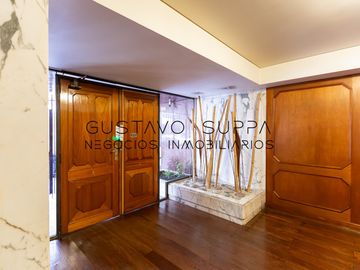 Hermoso piso de 4 Ambientes con dependencia, escritorio, baulera y cochera