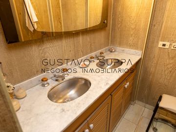 Hermoso piso de 4 Ambientes con dependencia, escritorio, baulera y cochera