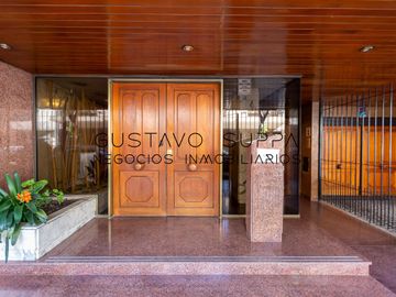 Hermoso piso de 4 Ambientes con dependencia, escritorio, baulera y cochera