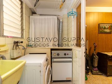 Hermoso piso de 4 Ambientes con dependencia, escritorio, baulera y cochera