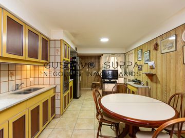 Hermoso piso de 4 Ambientes con dependencia, escritorio, baulera y cochera