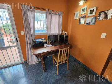 Venta casa de 5 ambientes con cochera en Wilde