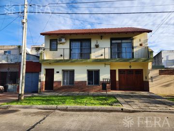 Venta casa de 5 ambientes con cochera en Wilde