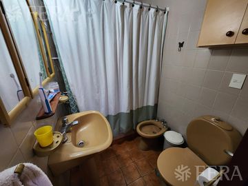 Venta casa de 5 ambientes con cochera en Wilde