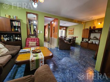 Venta casa de 5 ambientes con cochera en Wilde