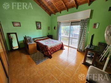 Venta casa de 5 ambientes con cochera en Wilde