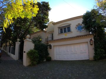CASA A LA VENTA EN MARTINEZ DE 4 DORMITORIOS - AV LIBERTADOR AL RIO - VIEYES 1200