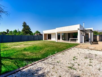Lo Arcaya, gran terreno con dos casas independientes cada una con jardín. Agua propia
