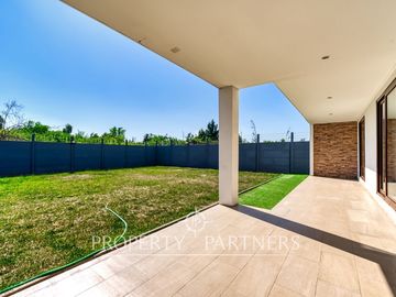 Lo Arcaya, gran terreno con dos casas independientes cada una con jardín. Agua propia