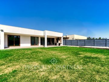 Lo Arcaya, gran terreno con dos casas independientes cada una con jardín. Agua propia