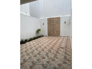 SE VENDE CASA DE DOS PISOS EN VALLEJUELO EN MONTERA