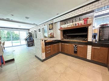 Venta Casa 6 Amb con pileta climatizada en Barrancas de Guido