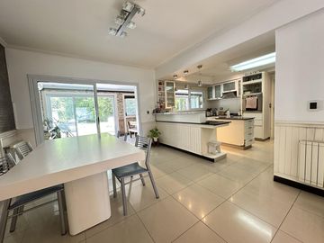 Venta Casa 6 Amb con pileta climatizada en Barrancas de Guido