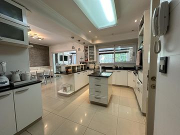 Venta Casa 6 Amb con pileta climatizada en Barrancas de Guido