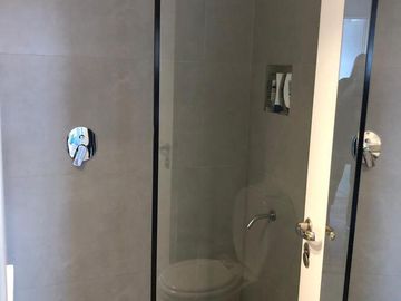 MUY BUEN DPTO. REFACCIONADO EN PISO ALTO