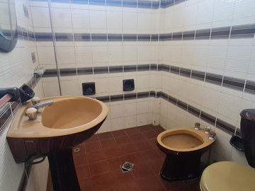 VENTA EN BLOQUE CASA MAS LOCALES EN QUILMES