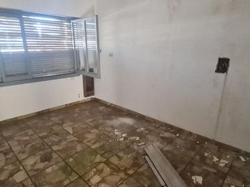 VENTA EN BLOQUE CASA MAS LOCALES EN QUILMES