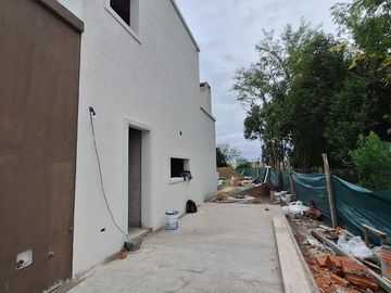 RBS. HERMOSA CASA SOBRE LOTE A PULMON VERDE EN SANTA ELISA, PILAR DEL ESTE