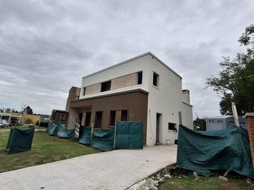 RBS. HERMOSA CASA SOBRE LOTE A PULMON VERDE EN SANTA ELISA, PILAR DEL ESTE