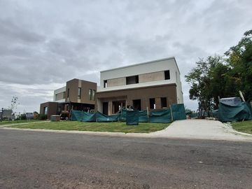 RBS. HERMOSA CASA SOBRE LOTE A PULMON VERDE EN SANTA ELISA, PILAR DEL ESTE