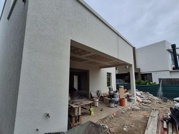 RBS. HERMOSA CASA SOBRE LOTE A PULMON VERDE EN SANTA ELISA, PILAR DEL ESTE