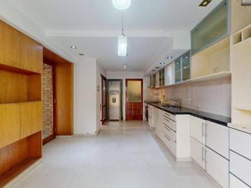 Casa en venta en La Plata. Piscina. Lote constructoras