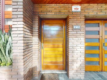 Casa en venta en La Plata. Piscina. Lote constructoras