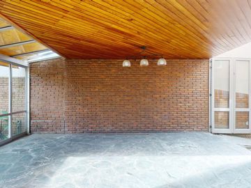 Casa en venta en La Plata. Piscina. Lote constructoras