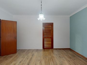 Casa en venta en La Plata. Piscina. Lote constructoras