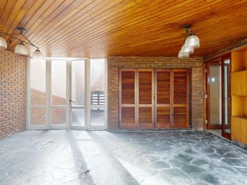 Casa en venta en La Plata. Piscina. Lote constructoras