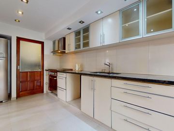 Casa en venta en La Plata. Piscina. Lote constructoras