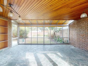 Casa en venta en La Plata. Piscina. Lote constructoras