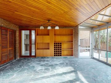 Casa en venta en La Plata. Piscina. Lote constructoras