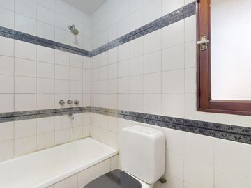 Casa en venta en La Plata. Piscina. Lote constructoras