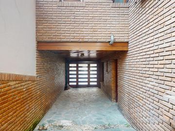 Casa en venta en La Plata. Piscina. Lote constructoras