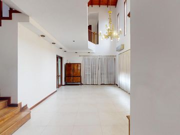Casa en venta en La Plata. Piscina. Lote constructoras