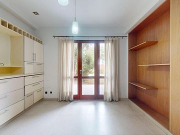 Casa en venta en La Plata. Piscina. Lote constructoras