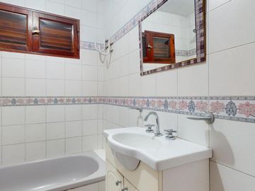 Casa en venta en La Plata. Piscina. Lote constructoras