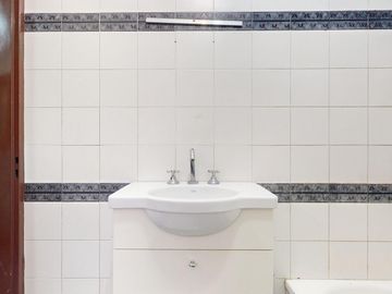 Casa en venta en La Plata. Piscina. Lote constructoras