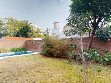 Casa en venta en La Plata. Piscina. Lote constructoras