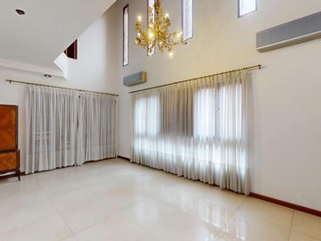Casa en venta en La Plata. Piscina. Lote constructoras