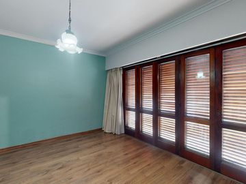 Casa en venta en La Plata. Piscina. Lote constructoras