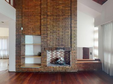 Casa en venta en La Plata. Piscina. Lote constructoras
